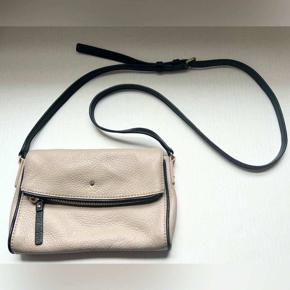 Kate Spade Cobble Hill Mini Carson Crossbody Bag. Taupe with Black Strap/Trim